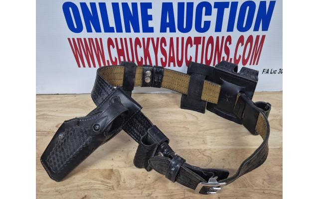 LOT 1188 GLOCK 17 HOLSTER KIT